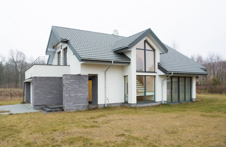 dom z jasnym dachem