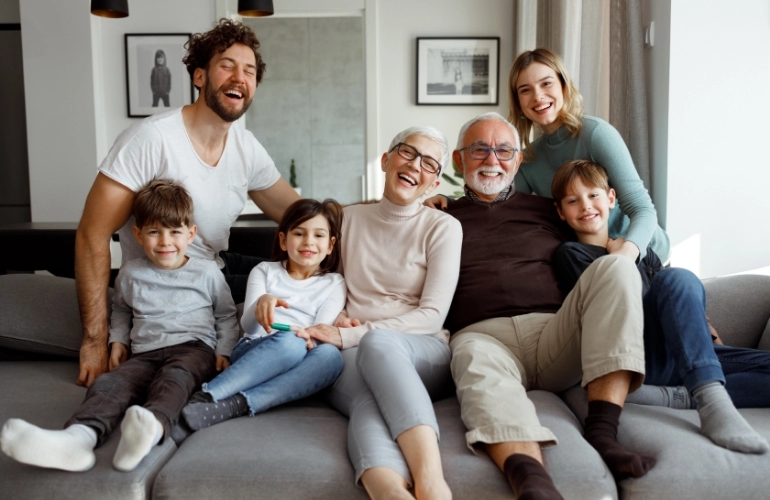 rodzina na kanapie