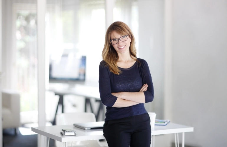 pani w czarnej sukience