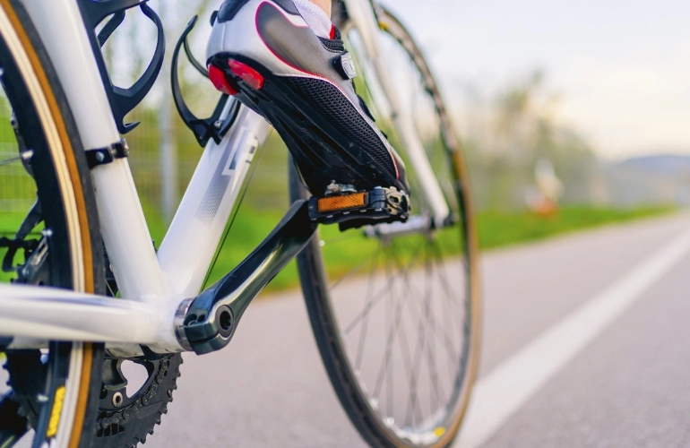 osoba jadąca rowerem