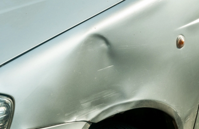 wgnieciona blacha auta