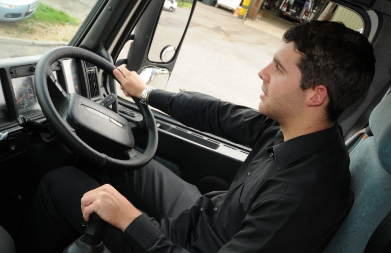 pan za kierownicą auta